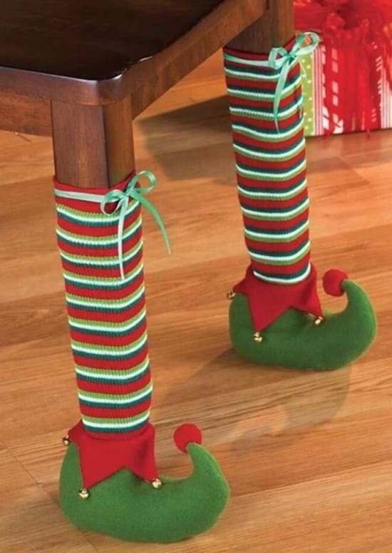 zapatos de elfo en una mesa